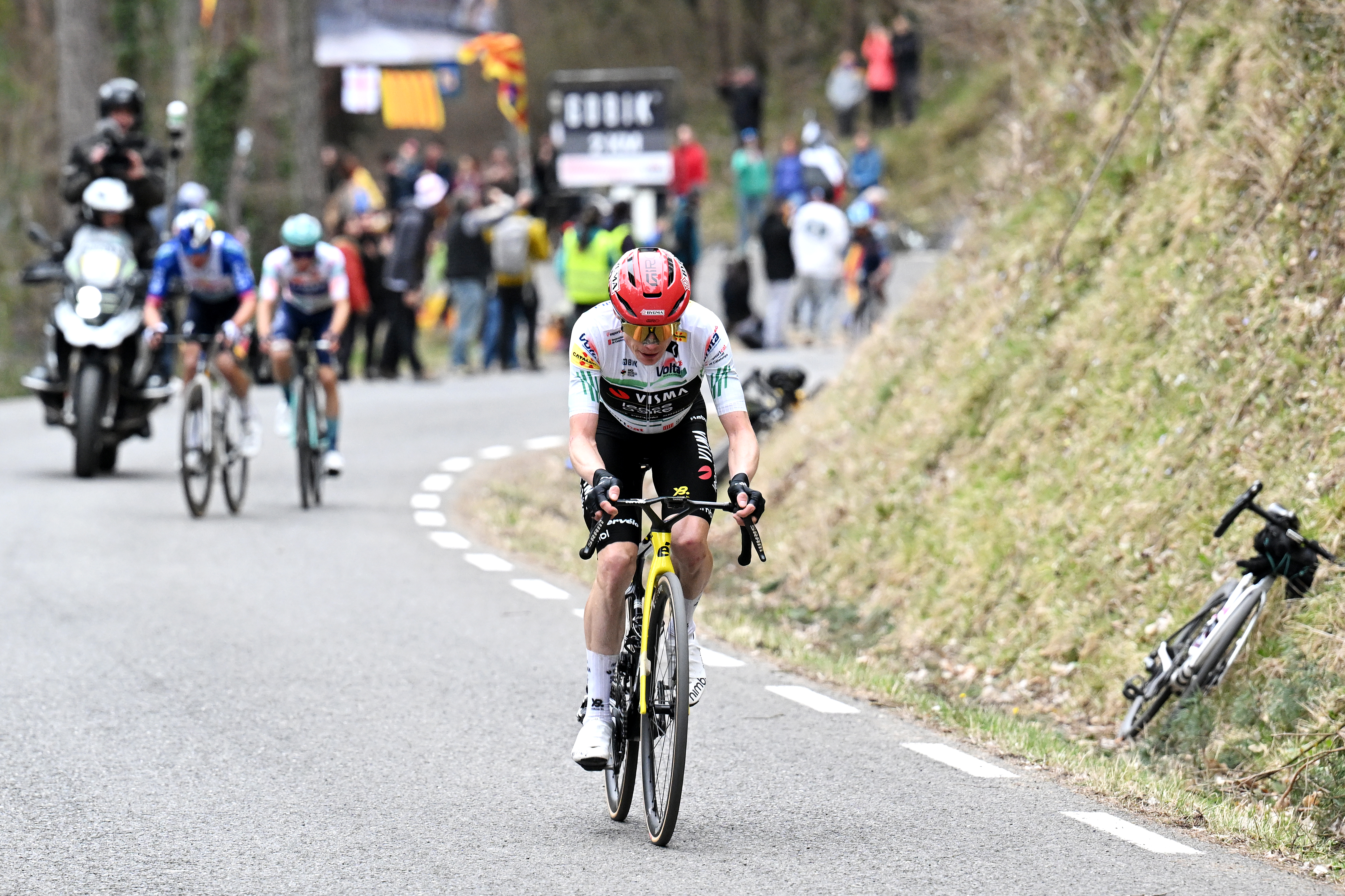 QUERALT, SPAIN - MARCH 28: Stage designer Jonas Vingegaard from Denmark and Team Visma | Lease a Bike - Green Leader Jersey attacks during the 105th Volta a Catalunya 2026, Stage 6 of the 158.2km stage from La Berga to Queralt 1133m / #UCIWT / on March 28, 2026 Queralt, Spain. (Photo by Szymon Gruchalski/Getty Images)