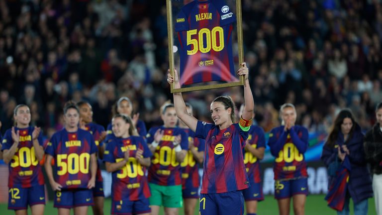 Barcelona's Alexia Putellas celebrates his 500th club appearance